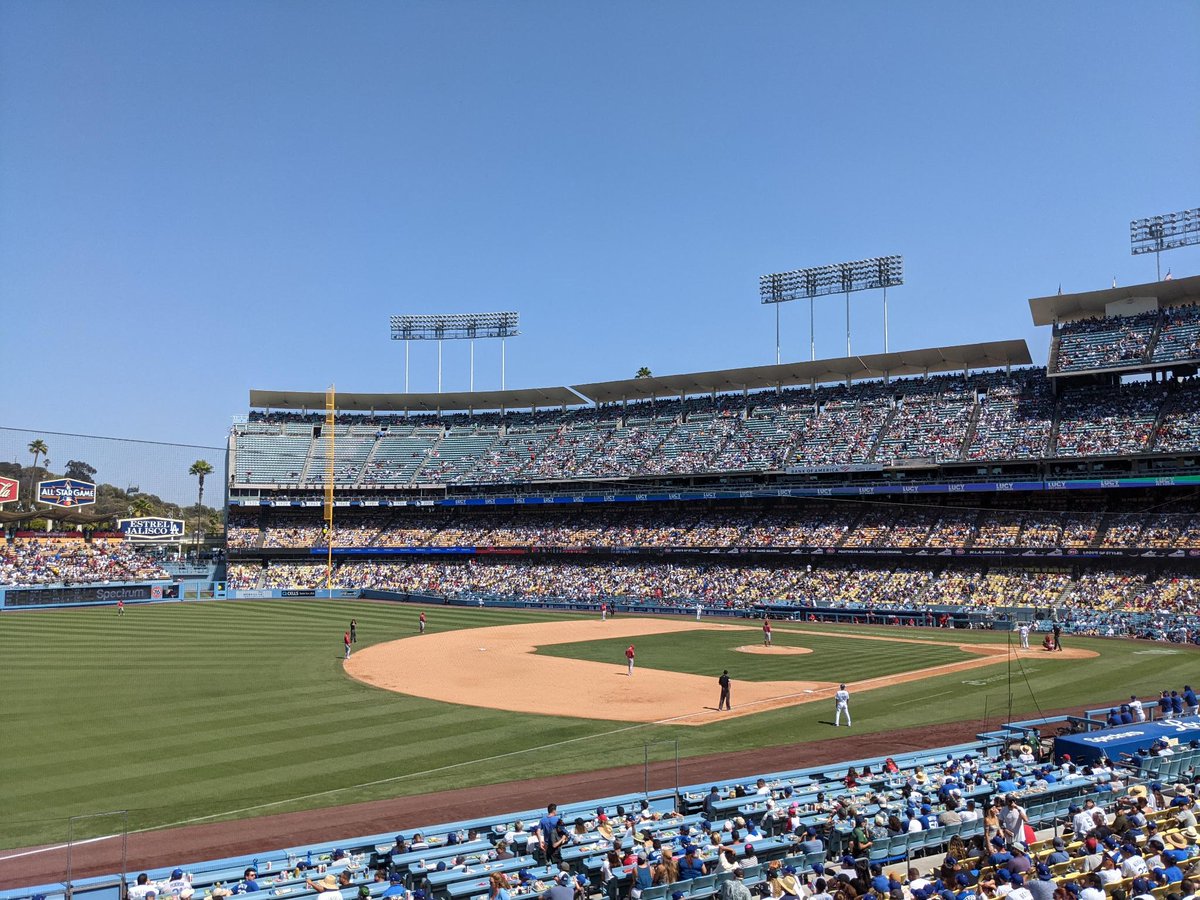 AnriAeterna's tweet image. Dodger game with @crystal11ized and @KWatlor 💙