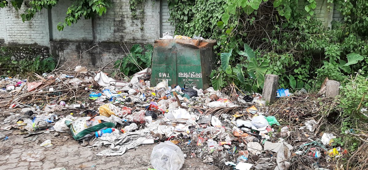 954Yahoo's tweet photo. @BoardTezpur Just look at the way how your employees kept the dustbin inverted.If your employees doesnt wants to work than ask them to leave job.Fade up of complaining about clearing garbage,trimming  bushes,blocked drainage of the Ex Police Line,Durga Mandir Road. https://t.co/MITxc56WGb