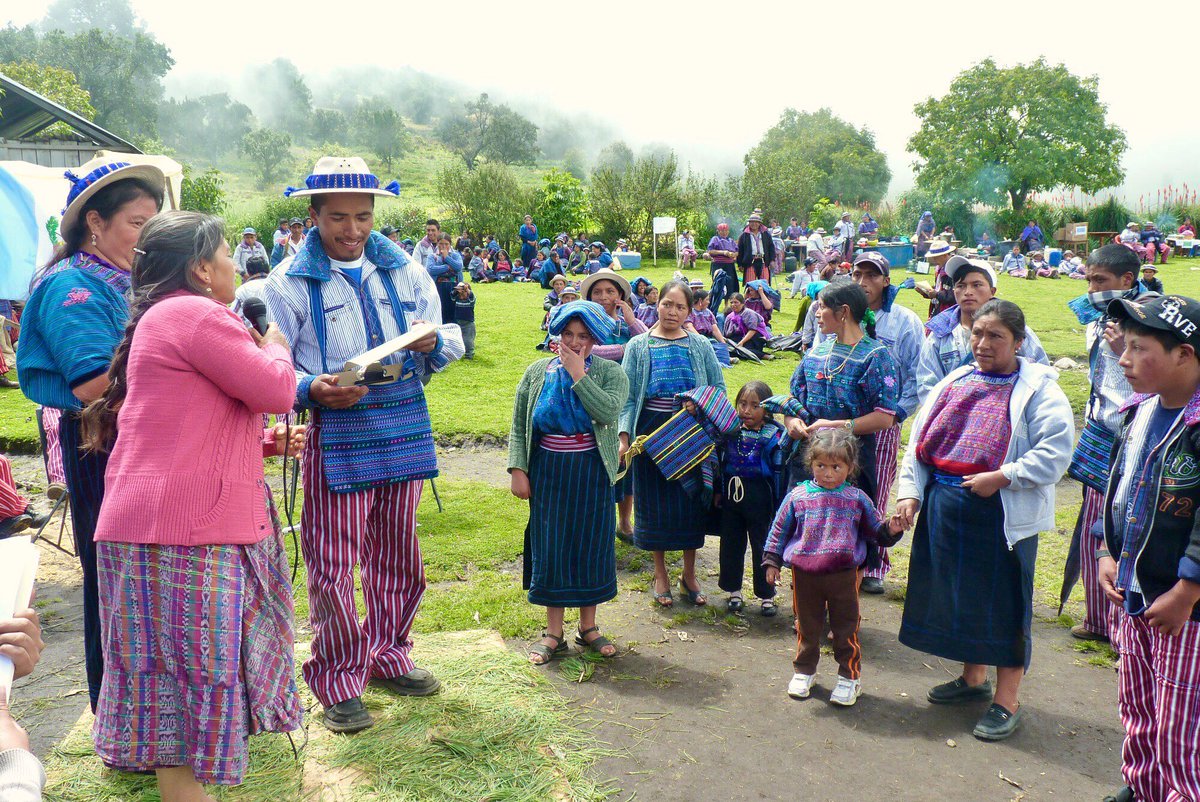 AVSF_ONG's tweet photo. #Indigenousday : en #Equateur, au #Perou #Guatemala #Senegal ou #Mali, partout dans le 🌍 @AVSF_ONG soutient les droits économiques, sociaux & culturels de populations paysannes, indigènes et #autochtones qui vivent de l’agriculture: #agroecologie #pastoralisme #commercequitable https://t.co/rjySPFhi8T
