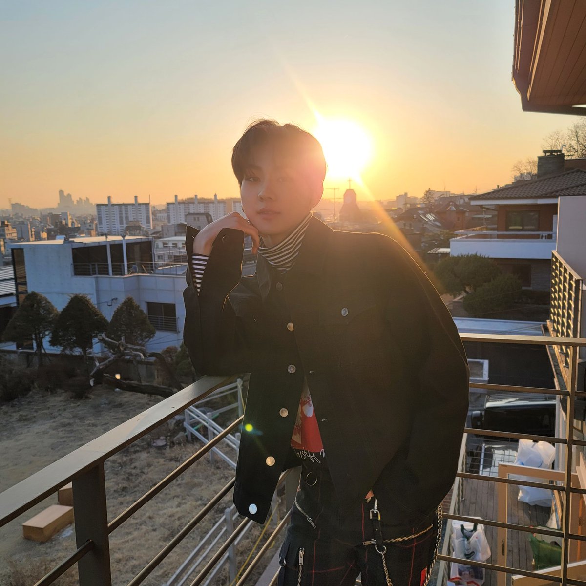pocketzfeed's tweet photo. the sun is always behind jungwon ; a thread https://t.co/3vdUXM5knV