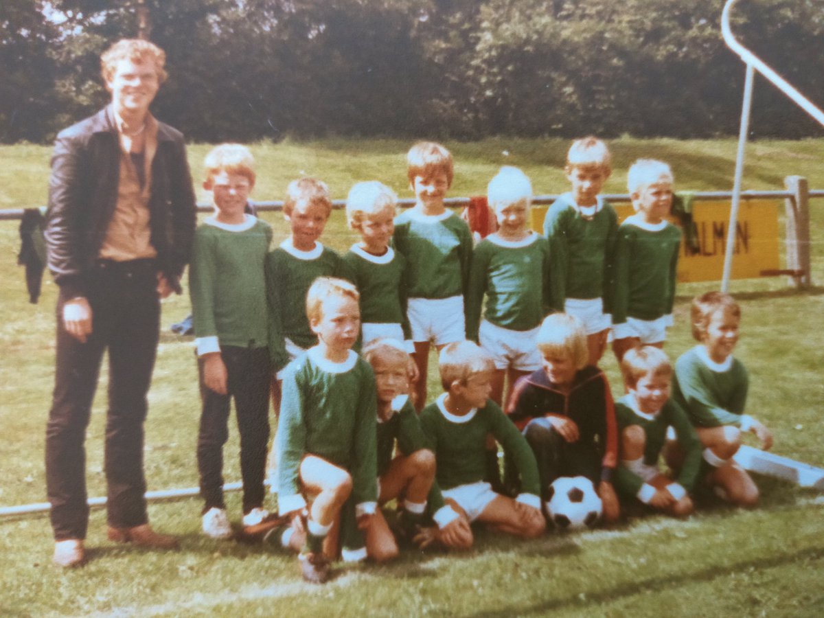 Wist u dat:Uit de oude doos. F pupillen uit 1980/81. Shirtjes nog met ronde hals. Leider: F. Sinnema, H. Bosma, W.Visser,. JP de Boer, T. Kuipers, S. Deinum, O. Drost, J.Sytema. Zittend vanaf links: M. Langhout, F. Baarsma, J. Bijlsma, E. de Vlas. K. Hoekstra en C. Langhout.