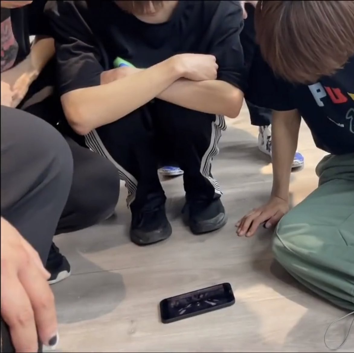 wyxf_'s tweet photo. またこの座り方.... https://t.co/rChLsqYtCp