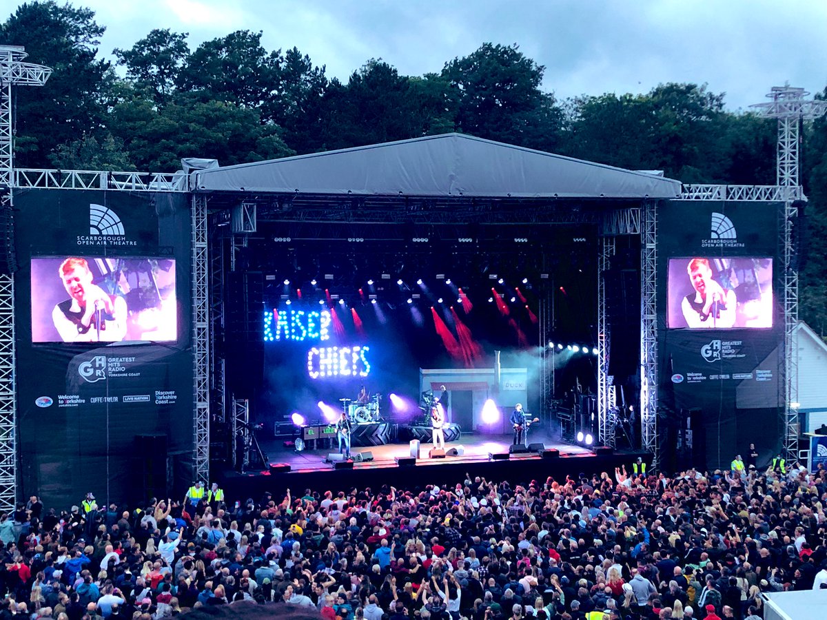 _Lindsay_Mason_'s tweet photo. Absolutely amazing gig last night at @ScarboroughOAT watching the @KaiserChiefs - they put on a cracking show! So good to be dancing &amp; going wild to live music again! #LiveMusic #Scarborough #ItWasARiot https://t.co/MX4GlGF22K
