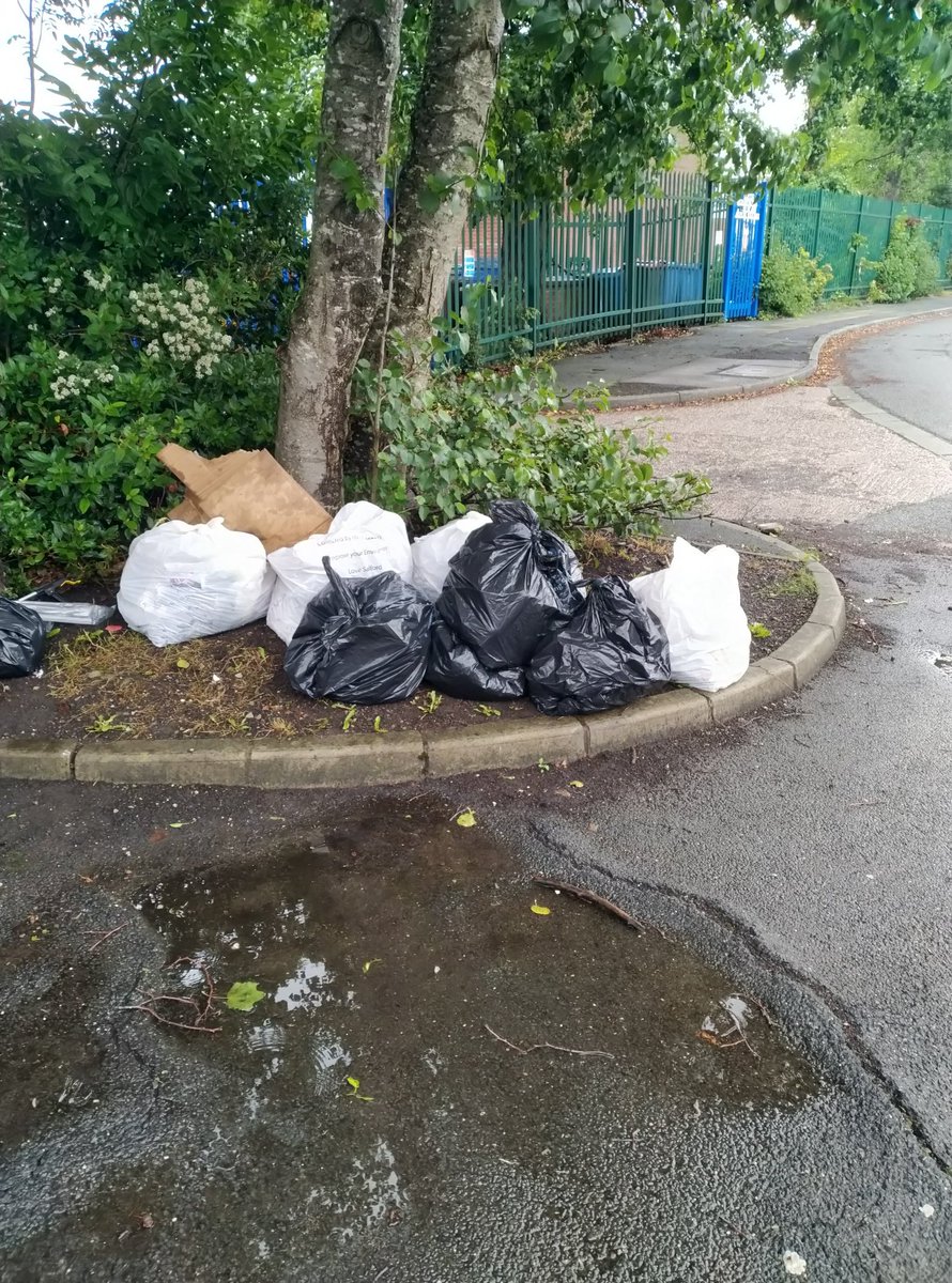 VanessaHamnett1's tweet image. Hi @SalfordCCHelp could you please collect from Wroe Avenue, Clifton. Next to Clifton Primary school. Thanks.