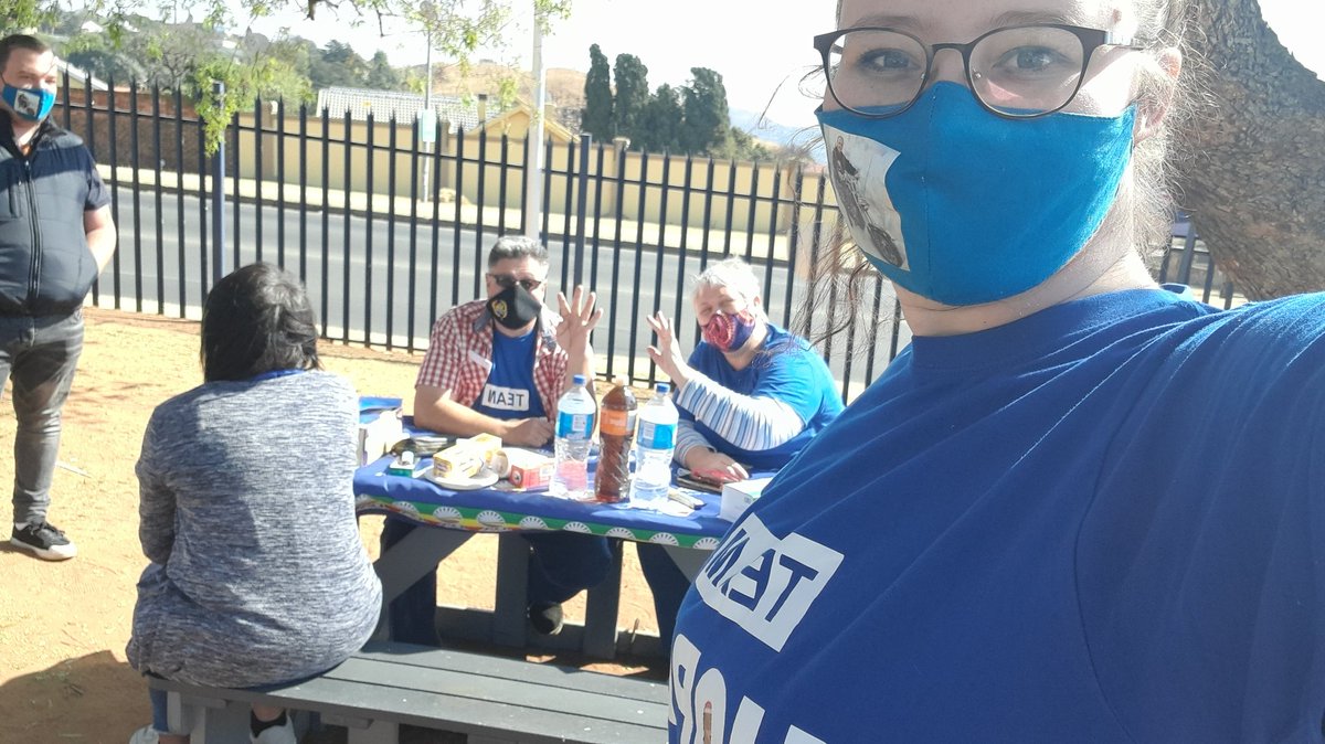 z_hughes_n's tweet photo. Team @da_roodepoort handing out chocolates to all the awesome woman in this #womenday at the Pick n Pay in Wilropark #Withyou_foryou @DA_JHB @DA_GPL @NicoDeJager64 @Our_DA @LeahK28 @go2girlwendy @mphophalatse1 https://t.co/Trjamtefjn
