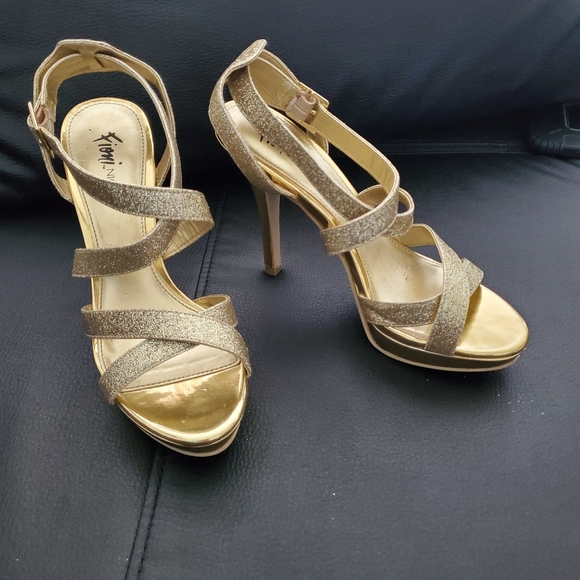 TweeterPSexton's tweet image. So good I had to share! Check out all the items I'm loving on @Poshmarkapp #poshmark #fashion #style #shopmycloset #fioniclothing #nike #adidas: posh.mk/rBDUktdOzib