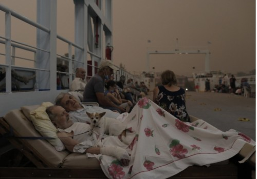 kindredMsZ's tweet photo. Sunday 08th August
Mr. George Laikos (89) &amp; his wife Parisso (87) residents of Pefkis along with their dog Bella on the deck of the ferry boat that is actively helping in the rescuing of the citizens in the wild fires of #Evia #fireInGreece  #fires #Eviaisland #greeceisburning https://t.co/vZ2SgNva0x