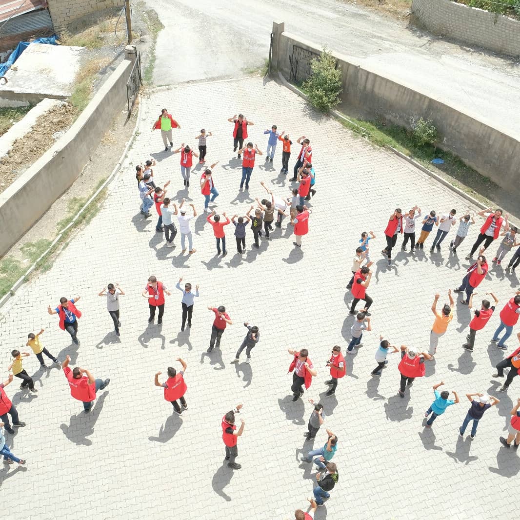DamlaVolunteers's tweet photo. 103. Dönem Hakkari | 3. Gün Güncesi 
Gönüllülerimiz Ahmedi Hâni Yatılı Kuran Kursunu ziyaret edip öğrenciler ile keyifli vakitler geçirdikten sonra Tümsek Köyünde yöre halkı ile birlikte imece kavramını yaşamış olup çocuklar ile eğlenceli vakit geçirdiler.
#Hakkari https://t.co/RpT7c3itJ6