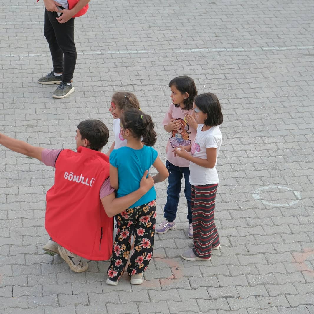DamlaVolunteers's tweet photo. 103. Dönem Hakkari | 3. Gün Güncesi 
Gönüllülerimiz Ahmedi Hâni Yatılı Kuran Kursunu ziyaret edip öğrenciler ile keyifli vakitler geçirdikten sonra Tümsek Köyünde yöre halkı ile birlikte imece kavramını yaşamış olup çocuklar ile eğlenceli vakit geçirdiler.
#Hakkari https://t.co/RpT7c3itJ6