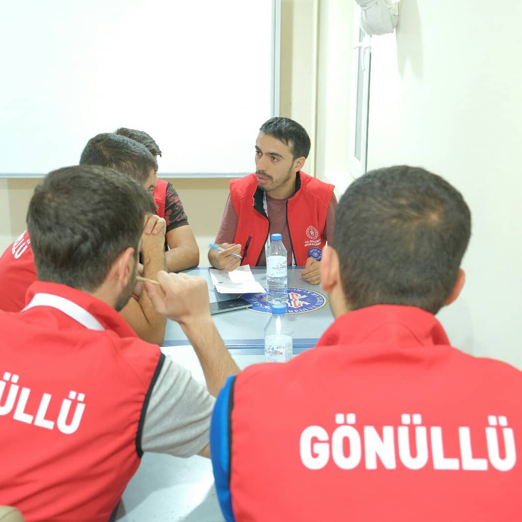 103. Dönem Hakkari | 3. Gün Güncesi 
Gönüllülerimiz Ahmedi Hâni Yatılı Kuran Kursunu ziyaret edip öğrenciler ile keyifli vakitler geçirdikten sonra Tümsek Köyünde yöre halkı ile birlikte imece kavramını yaşamış olup çocuklar ile eğlenceli vakit geçirdiler.
#Hakkari