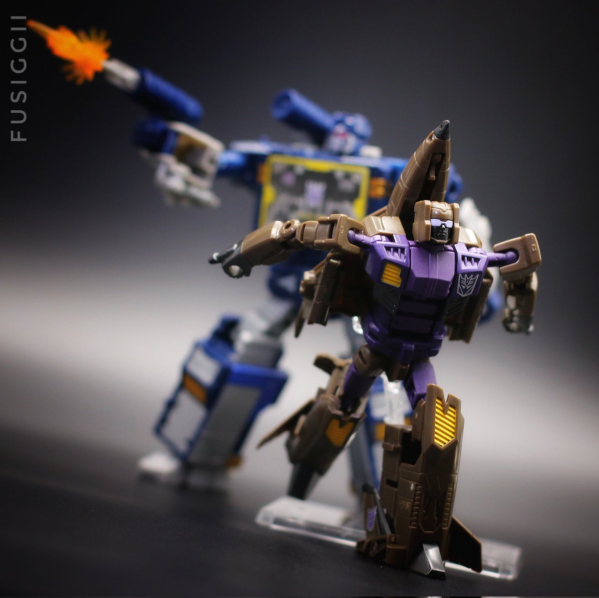 fusiggi's tweet photo. Soundwave: Blast Off, don't interrupt me when I am in the middle of a transmission! #transformers #toyphotography #transformersg1 #transformerscollector #idwtransformers #transformersnetflix #hasbro #takaratomytoys https://t.co/MgqpQ5EAoF