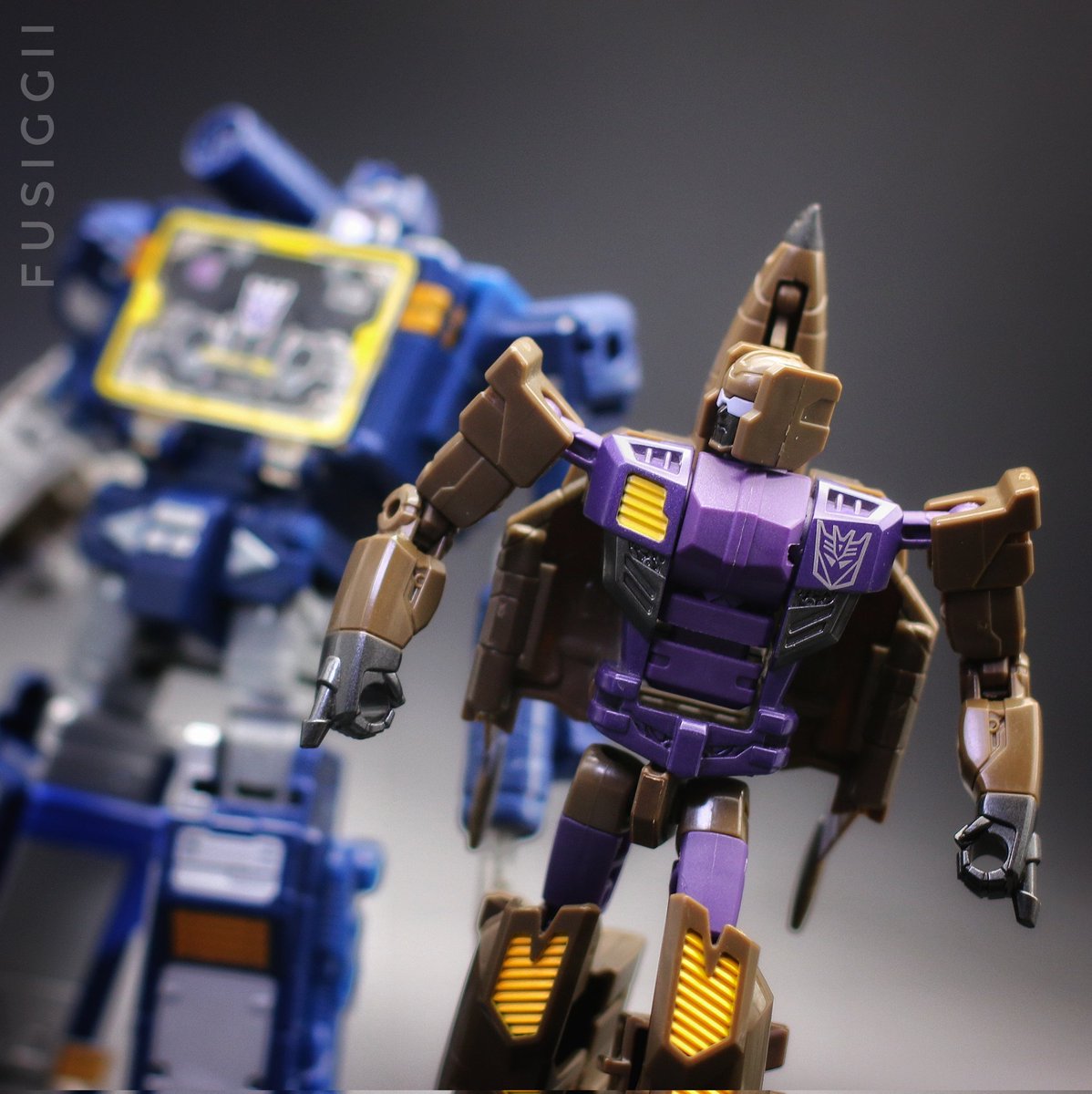 fusiggi's tweet photo. Soundwave: Blast Off, don't interrupt me when I am in the middle of a transmission! #transformers #toyphotography #transformersg1 #transformerscollector #idwtransformers #transformersnetflix #hasbro #takaratomytoys https://t.co/MgqpQ5EAoF
