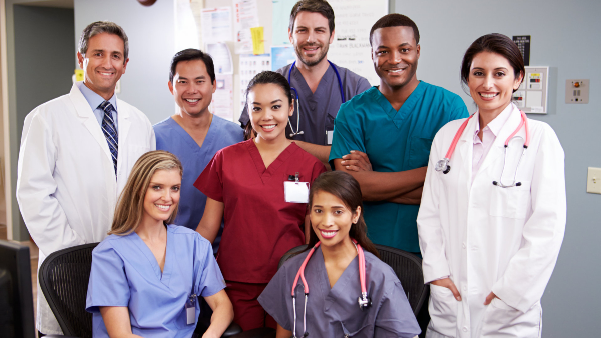 Приветливый доктор. Медицинская сестра и врач. He is a doctor i a nurse. Улыбающиеся медперсонал. Медицинская сестра и врач.