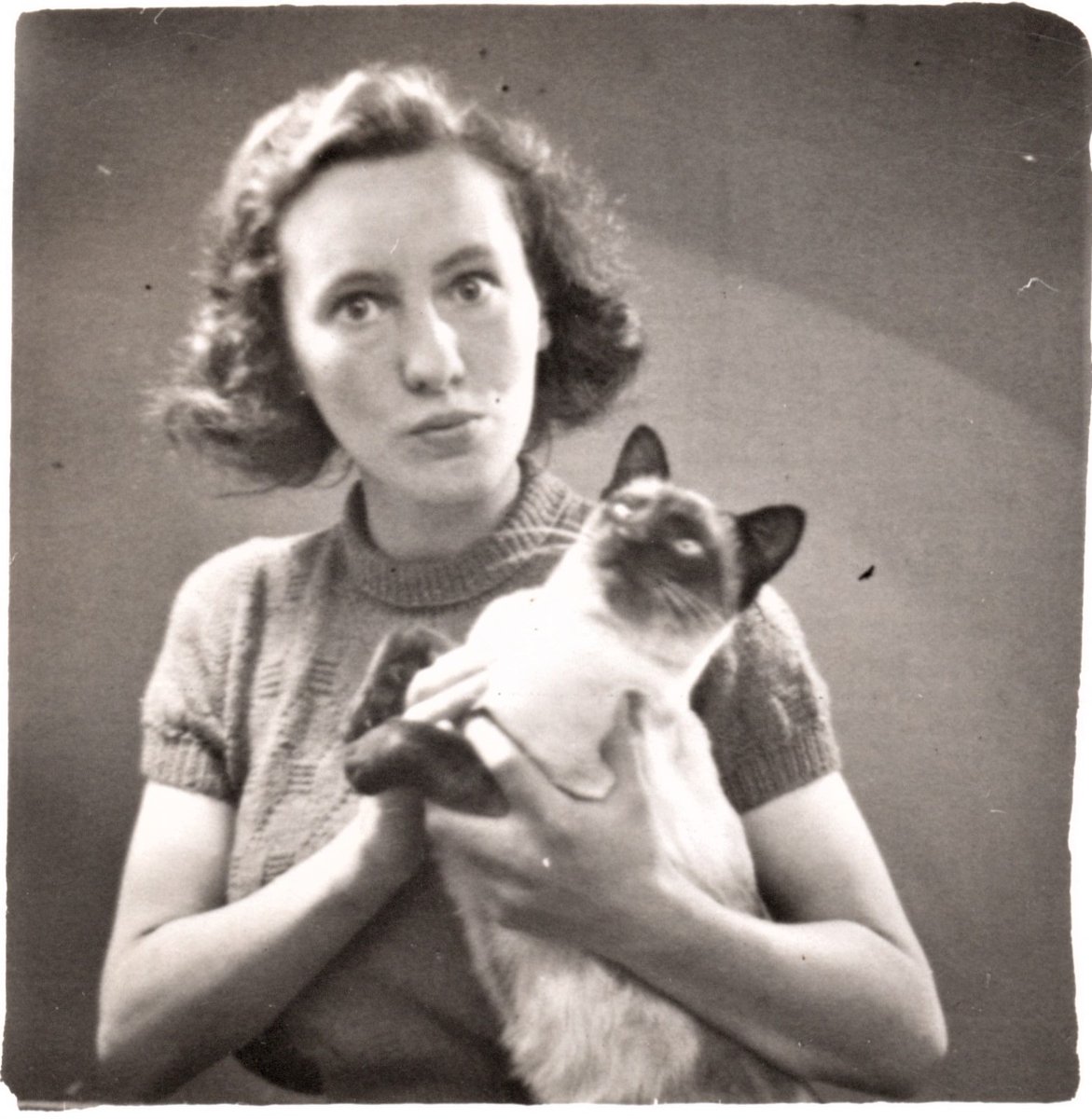 WBGTrust's tweet photo. We missed #InternationalCatDay yesterday, but as WBG was such a big feline fan, we couldn't resist sharing this image from the 1930s of #BarnsGraham with her siamese cat Chu, one of many siamese cats she owned throughout her life. https://t.co/fUePfZoDZM