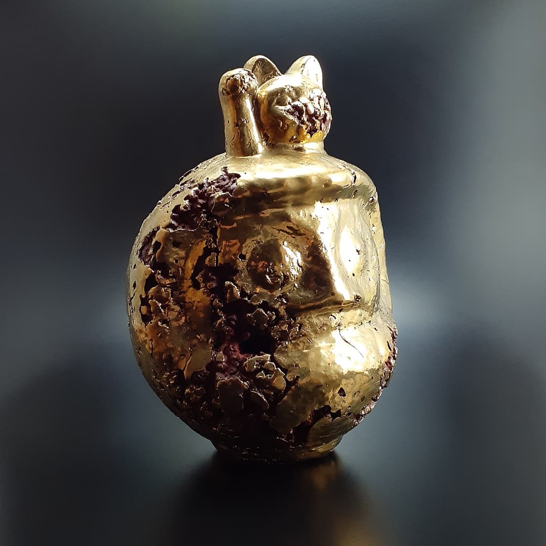 endo_ceramic's tweet photo. かっこいい、とか美しい、と思えるものが見たくて、何度も何度も作り続けています。

#黄金マネキダルマ #縁起物 #招き猫 #だるま #金 #陶芸 #やきもの https://t.co/rkB4mHyY9F