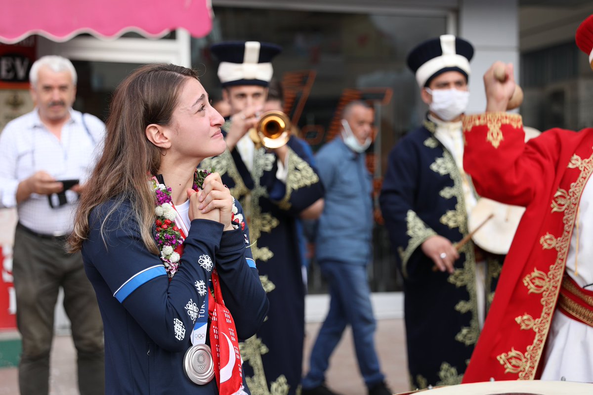 busenazckroglu's tweet photo. Bugün olimpiyat hayali kurduğum evime, 20 yıldır yaşadığım mahalleme geri döndüm💙 Bülbülü altın kafese koymuşlar ‘illede vatanım’ demiş misali😁😍 https://t.co/YWrFaUNU8d
