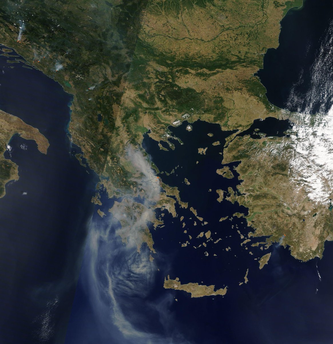 ????Les fumées des #feux en #Grèce sont parfaitement visibles depuis l’espace… image satellite Terra Modis du 8 août, via 