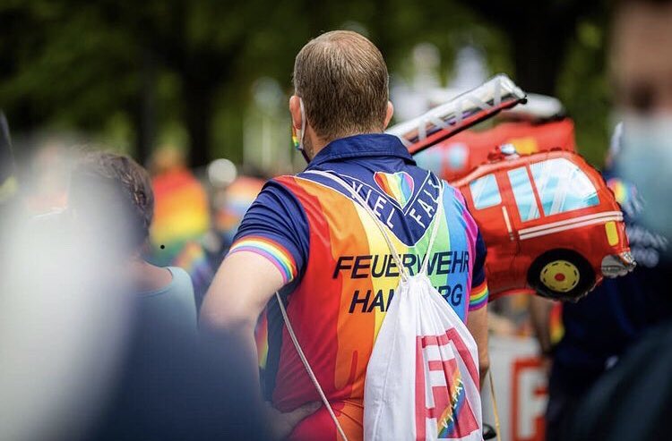 About last Saturday... 🌈

#Hamburgzeigtflagge #proud #vielfaltfeuerwehrhamburg 
<a href="/FeuerwehrHH/">FEUERWEHR HAMBURG</a> 

Bildquelle: bephotography.de