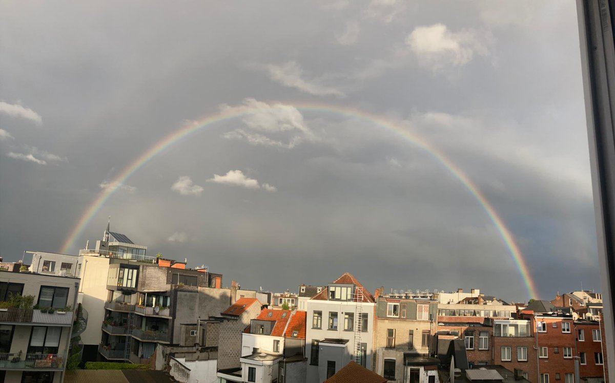 HowkingMarlon's tweet photo. Apreciar el arcoíris a las 10:00 pm en Bélgica no tiene precio. https://t.co/SpgNnHeEyW