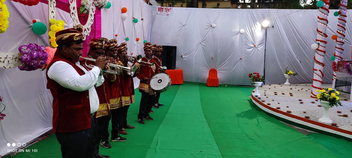 DM BAHRAICH (@dmbahraich) on Twitter photo देर शाम कलेक्ट्रेट स्थित सेनानी भवन प्रांगण में त्रिमूर्ति स्थल पर पुलिस बैण्ड द्वारा बजायी गयी राष्ट्रधुन, डीएम ने अन्य अधिकारियों के साथ त्रिमूर्तियों पर पुष्पांजलि अर्पित कर दीप प्रज्ज्वलित किया। काव्य संध्या में कवियों एवं शायरों ने प्रस्तुत की रचनाएं। <a href="/CMOfficeUP/">CM Office, GoUP</a> <a href="/InfoDeptUP/">Information and Public Relations Department, UP</a> देर शाम कलेक्ट्रेट स्थित सेनानी भवन प्रांगण में त्रिमूर्ति स्थल पर पुलिस बैण्ड द्वारा बजायी गयी राष्ट्रधुन, डीएम ने अन्य अधिकारियों के साथ त्रिमूर्तियों पर पुष्पांजलि अर्पित कर दीप प्रज्ज्वलित किया। काव्य संध्या में कवियों एवं शायरों ने प्रस्तुत की रचनाएं। <a href="/CMOfficeUP/">CM Office, GoUP</a> <a href="/InfoDeptUP/">Information and Public Relations Department, UP</a>