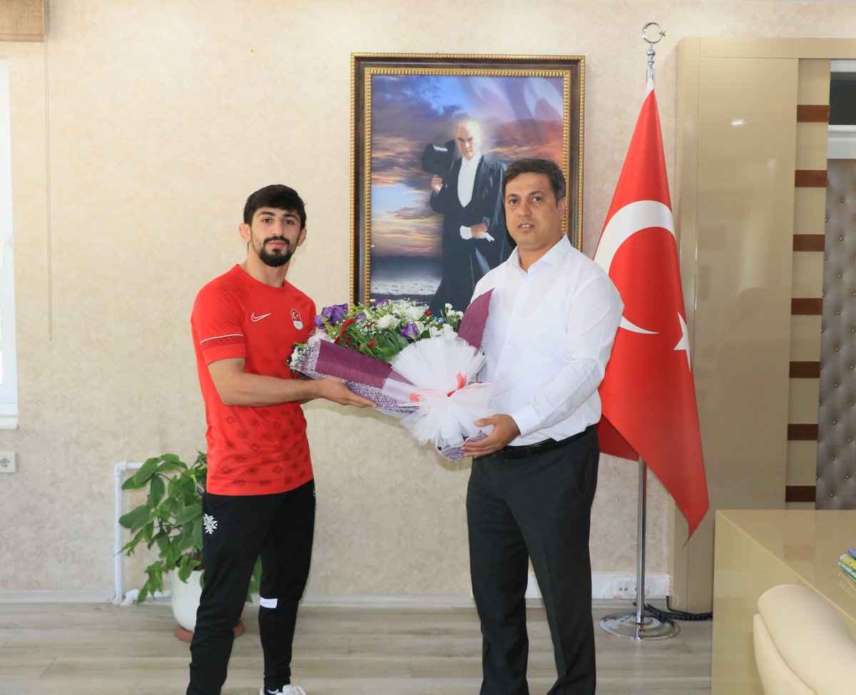 GSB_Manisa's tweet photo. 2020 Tokyo Olimpiyatları'nda grekoromen 60 kiloda ülkemizi temsil eden Manisalı güreşçi Kerem Kamal, olimpiyatların sona ermesiyle birlikte memleketi Manisa'ya döndü. 

İl Müdürümüz Yunus Öztürk, milli güreşçimize güvendiklerini belirterek, Paris 2024 yolunda başarılar diledi. https://t.co/XFwS292g0z