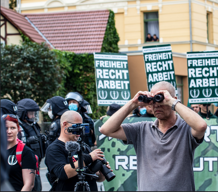amzdo's tweet photo. How it started.
How it's going.
Nazi Alt-Kader Christian Worch kassiert in #Weimar eine antifaschistische Wasserbombe. #we0708
Pics by @doku_nKuhn #DankeAntifa #nonazis #Heldentod https://t.co/VNH6FBtBWz