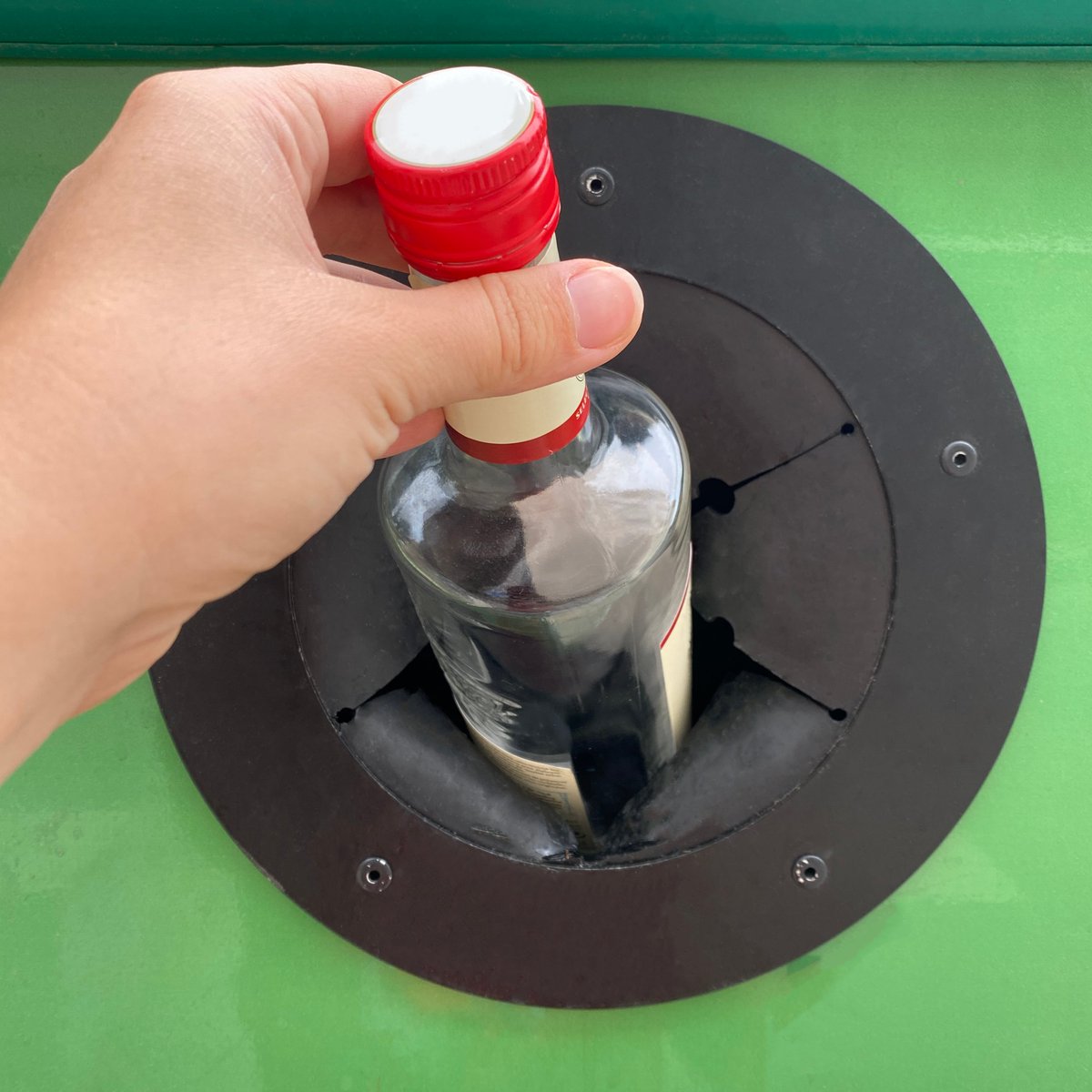 Sittomat's tweet photo. Le saviez-vous ? 🤔

Avec 1 tonne de verre recyclé, on fabrique 2 222 bouteilles de 75cl en verre ! 🍾

#SITTOMAT #UnisPourLeTri #LeTriCestPourLaVie #Environnement #GestionDesDechets #GesteDeTri #Ecologie #ZeroDechet #RecyclageVerre https://t.co/8bokHmZ6d3