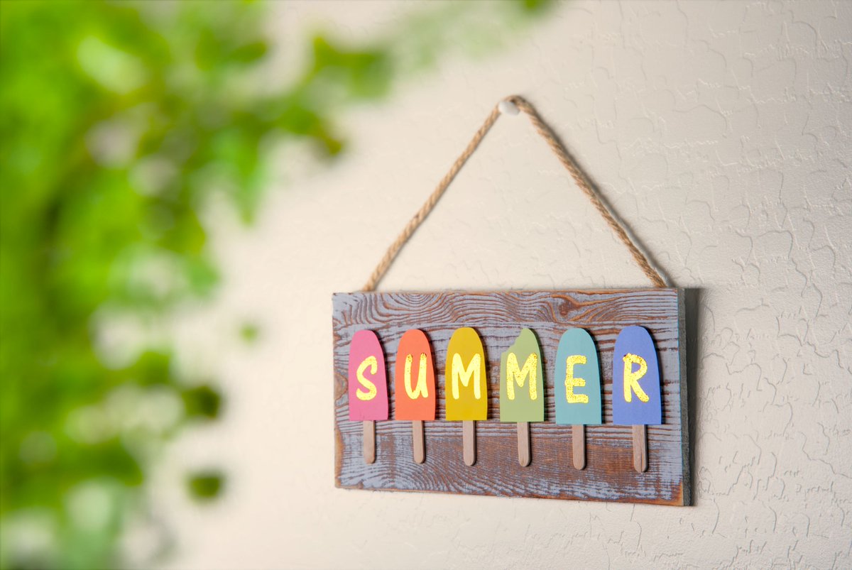 xyroninc's tweet image. How about a popsicle or ice cream treat on a HOT summer 🌞day?  This wall hanging would be cute on your outside patio.  😎
Project by @scrappinready 

#xyronglaminator #foilingfun #xyronmegarunner #xyronstickers #craftwithxyron #xyronadhesives #handmade #wallhanging #diy #summer