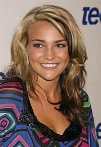 justmeMaryK's tweet photo. Is it just me or does anyone else find Jamie Lynn did something to her face? With Brittney and Jamie being in the news a lot lately their pictures are everywhere and seeing her throws me off. Is it just makeup? age? Just some thing bugs me lol. #JamieLynnSpears #BritneySpears https://t.co/c4i9RyjxEC
