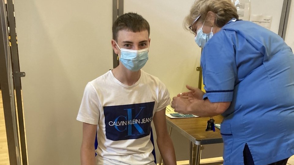 NHSTayside's tweet image. Welcome response from Tayside teens. Hundreds of 16 and 17 year-olds attended vaccination centres across Tayside at the weekend to get their first jab following updated advice from the Joint Committee on Vaccination and Immunisation (JCVI).
bit.ly/3xyhyaj