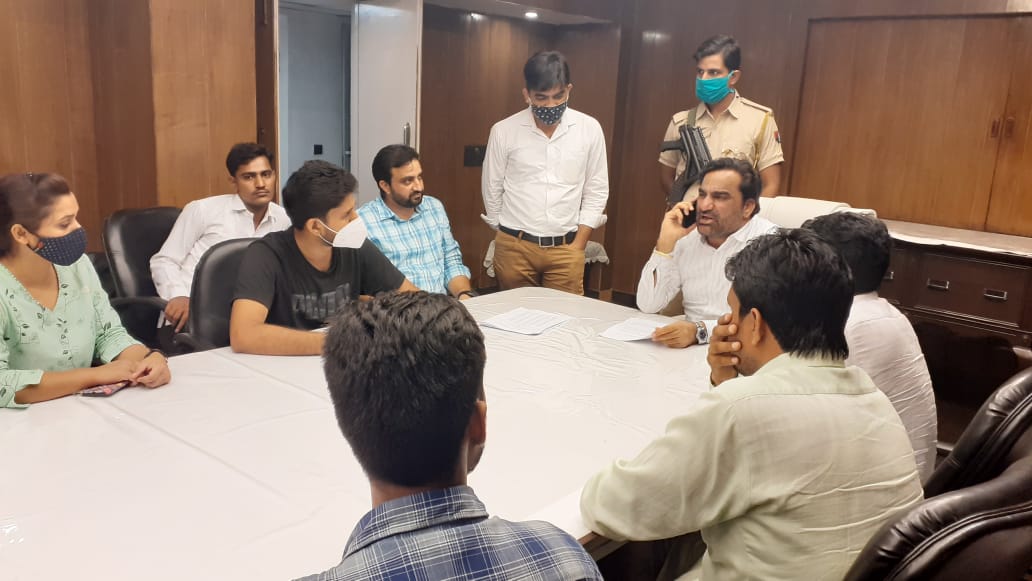 hanumanbeniwal's tweet photo. आज दिल्ली स्थित राजस्थान हाउस में राजस्थान के कई जिलों से आये लोगो से मुलाकात कर जन-समस्याओं को सुना,इस अवसर पर कृषि व्याख्याता भर्ती-2018 के अभ्यर्थियों ने अंतिम परिणाम में विसंगति से उत्तपन्न स्थिति को लेकर अवगत करवाया ! https://t.co/GpXqUjs5jZ