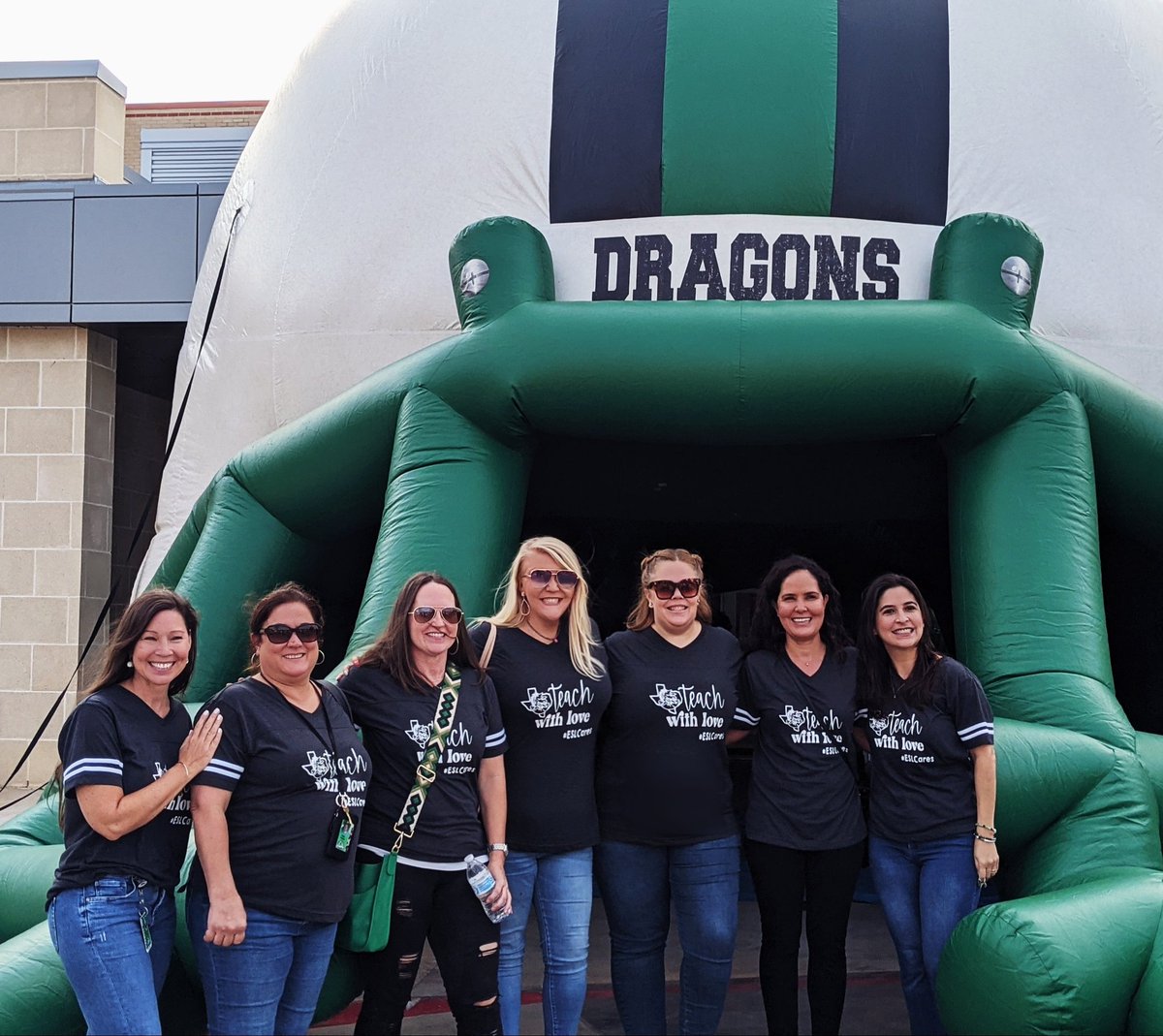 MrsMailar's tweet photo. Dragon ESL 2021-2022 ππ€π²π€π #bettertogether #ESLcares #DreamTeam @CISDSpProg @CISDboosterSP @Carrollisd #DragonESL @MrsTiptonESL10 @alliao @ElsaErwin1 https://t.co/qw2mjWuKUU