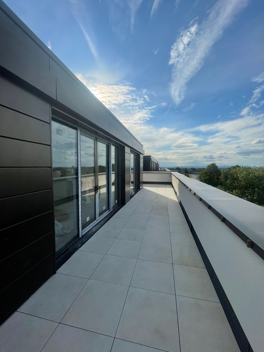robertslimbrick's tweet photo. Andrew Wood headed over to Rivershill House in Cheltenham to present on our behalf ahead of a tour of the new building.
Another sustainable project almost completed.
#rivershillhouse #barnwoodgloucester #sustainability #cheltenham #ukarchitect https://t.co/0NuzqMOvqE