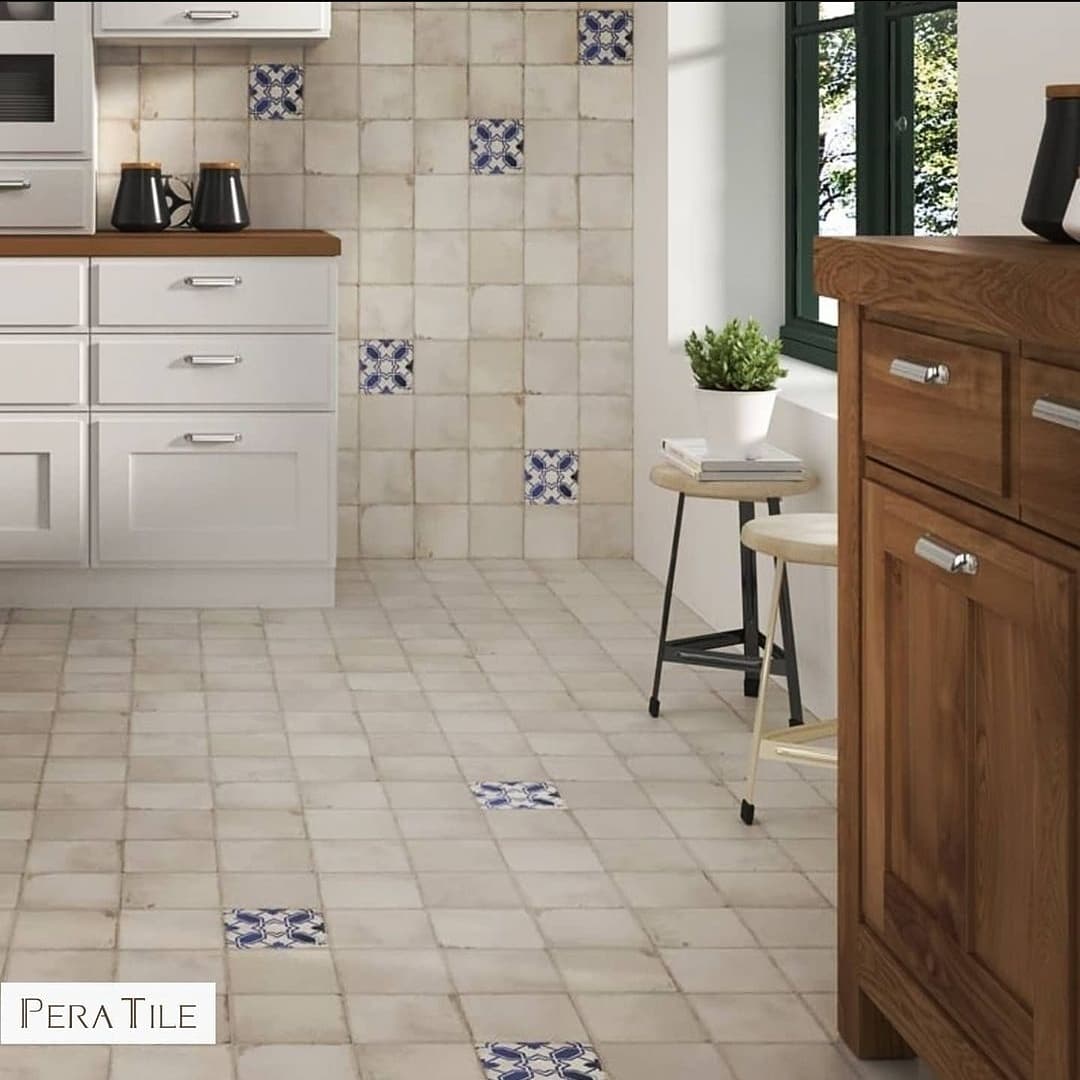 PeraTile's tweet image. Rustic, farm house kitchen design ❤️

Using our VILLAGE 6x6 White Cream Matte &amp;amp; Calleta blue pressed, glazed Porcelain Tiles on the walls and floor.

Learn More Below

peratile.com/products/colle…