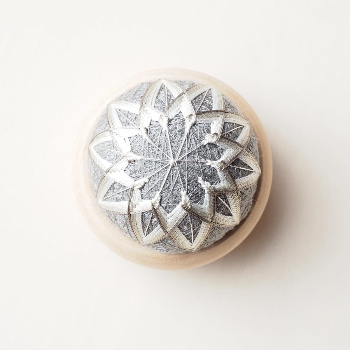 ∵∴∵∴∵∴ 受注制作で販売中です🧵∵∴∵∴∵

手鞠のピンクッションです

真ん中のグレーのものが
「minne'sセレクト」に掲載されています

minne.com/@rabo-na

 #和 #アクセサリー #ピンクッション #ハンドメイド #模様  #伝統色 #手作り #和柄 #ものづくり  #和 #針山 #japan #minne