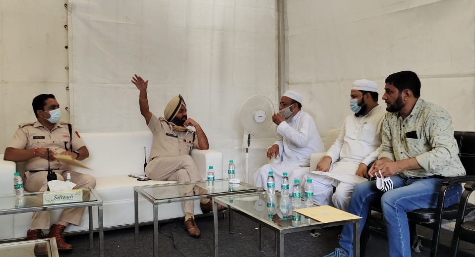JamiatUlama_in's tweet photo. A delegation of JUH met with Jt CP of New Delhi Range &amp; DCP New Delhi at Jantar Mantar Camp. The delegation handed over a letter of JUH President @mahmoodAmadani sb regarding hateful slogan raised against Muslims at Jantar Mantar New Delhi on Aug 8, 2021 by Right Wing extremists. https://t.co/tCu3cXuUXK