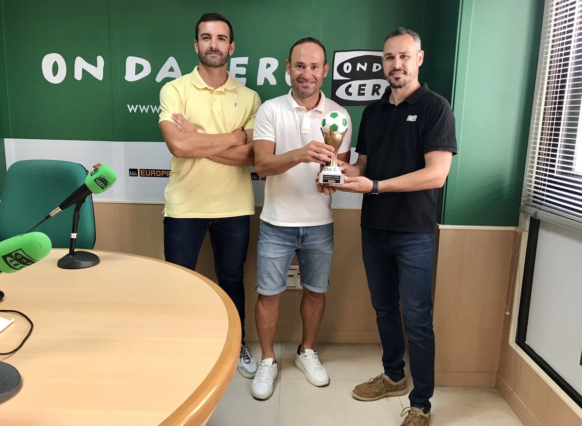 MonserrateHdez's tweet photo. NINO acaba de recoger el premio ‘Jugador Leyenda’ de @Gams3d, a quien agradecemos su colaboración con @OndaCeroElche durante toda la temporada.
A las 13:30 horas, Nino estará con nosotros en Onda Deportiva Elche para saber cómo es su vida tras colgar las botas. #ElcheCF https://t.co/sze6Fr5xBJ
