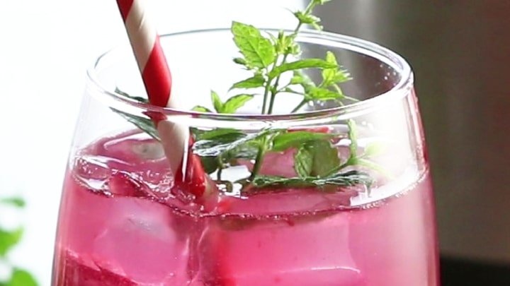 ErrensKitchen's tweet photo. This raspberry mojito recipe is a refreshing summer cocktail that combines sweet raspberries, rum, and mint, perfect for warmer weather. #mojito #cocktail #raspberrymojito #errenskitchen #errenskitchenrecipes
https://t.co/kSuA1Qc43h https://t.co/ZxVMImPhKz