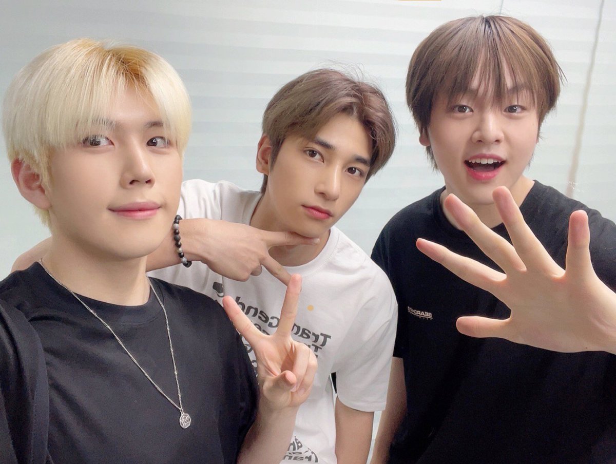 BAE173_member's tweet photo. [#한결 #영서 #도현]
엘스 오늘 너무 짧아서 아쉬웠죠😭
저희도 너무 아쉬웠어요 
대신 열심히 연습해서 더 멋진 모습으로 돌아올게요 항상 감사하고 사랑합니다❤️
#BAE173 #비에이이173
#HANGYUL #YOUNGSEO #DOHYON https://t.co/Zq3WqzAap6