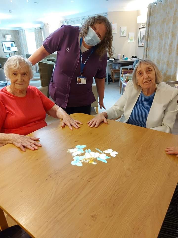 BeechHallLeeds's tweet photo. Enjoying the day with our magic table #technology #mondaymagic #keepmindactive @AnchorHanover https://t.co/TORoSwLA5G