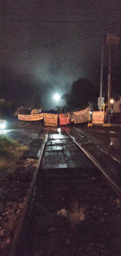 CPKCdeMexico's tweet photo. Se cumplen 10 días de bloqueo a la vía férrea en Michoacán, afectando tráfico de mercancías entre el puerto de @LazaroCommunity y el centro y noreste del país 🇲🇽 https://t.co/hRt9HmOaXg