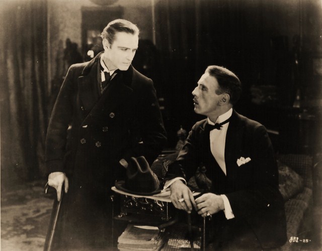 Evening 作中で言及した1922年の シャーロック ホームズ ホームズを演じたジョン バリモアは当時きっての映画スターでした これがその一場面なのですが 初めて見た瞬間あまりの美しさに ﾋｨ みたいな声を上げた記憶があります 左側 一緒に映って