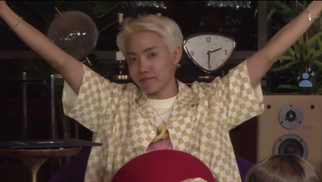jklegalwifeuu's tweet photo. OMG look at the clock .it's 6:13.
means JUNE 13TH 
BTS zoomcall

#MTVHottest BTS @BTS_twt https://t.co/gv2mxcysfF