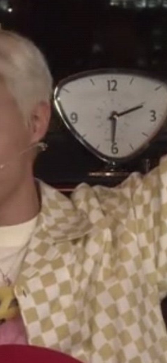 jklegalwifeuu's tweet photo. OMG look at the clock .it's 6:13.
means JUNE 13TH 
BTS zoomcall

#MTVHottest BTS @BTS_twt https://t.co/gv2mxcysfF