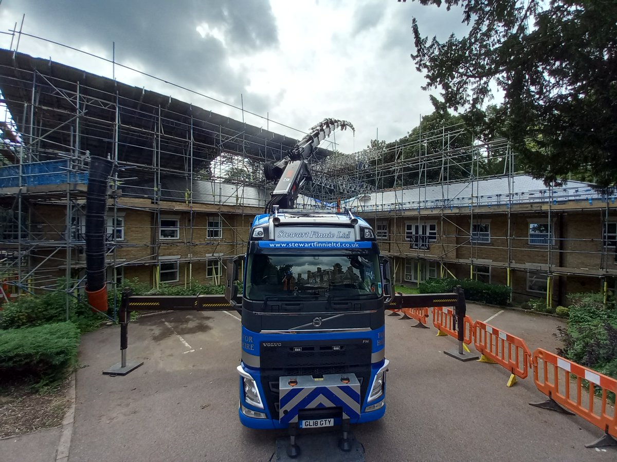 SFinnieLtd's tweet photo. The dismantlement of 4th floor scaffolding, including ridge beams of 16 meters!
#hiab #crane #construction https://t.co/T762UMABK8