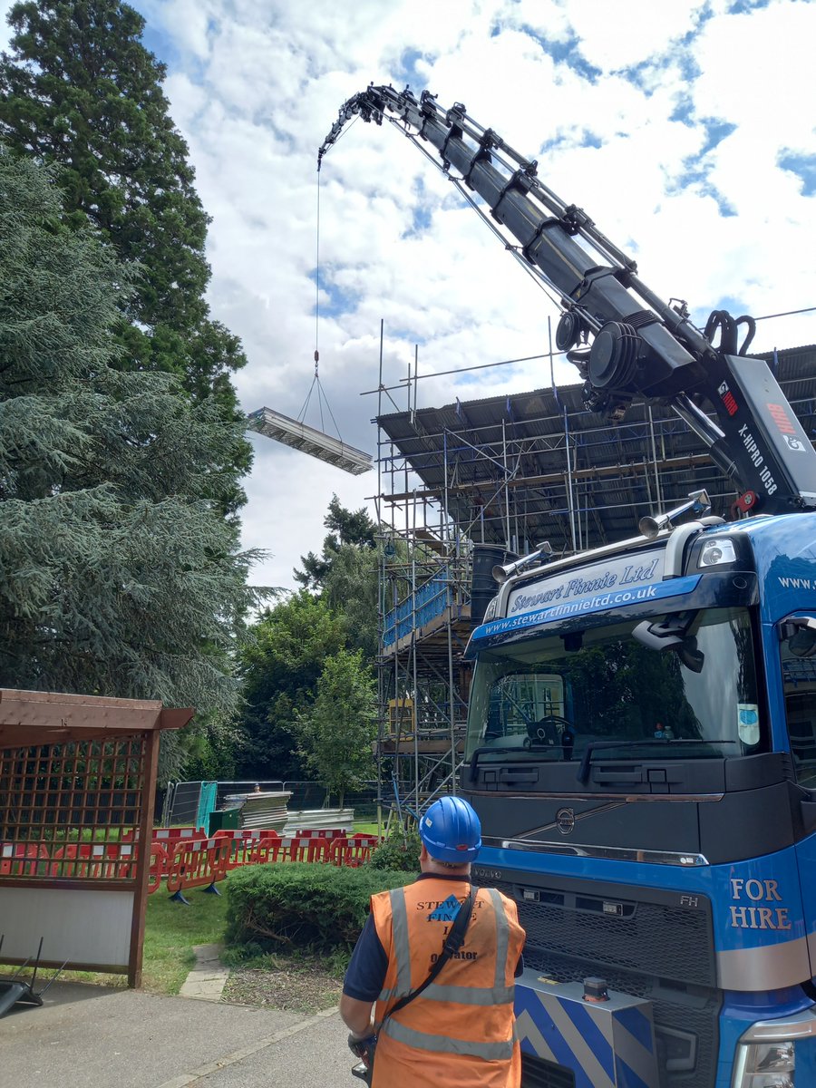 SFinnieLtd's tweet photo. The dismantlement of 4th floor scaffolding, including ridge beams of 16 meters!
#hiab #crane #construction https://t.co/T762UMABK8