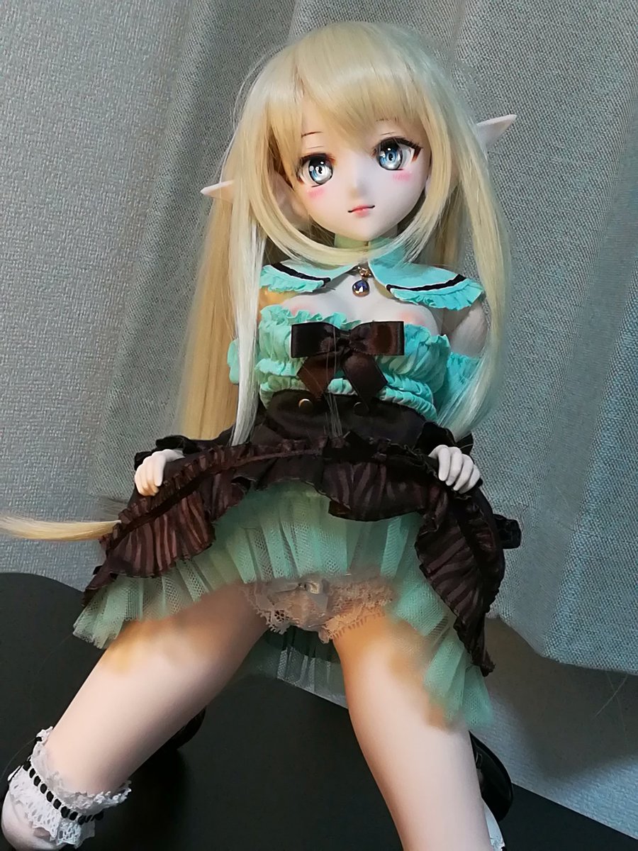 良いのは胸元がゴムなのでズラし乳首が大変しやすいこと
袖があって襟が広く衣装栄えすることがあげられる 