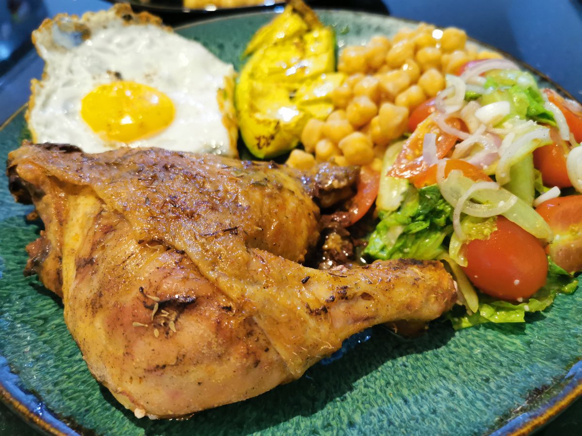 MeetoothFilm's tweet photo. Is this consider too much for someone intend to be on #diet?! 😜

#chickpea #lettuce #egg #roastchicken #avocado #food #HealthyFood #homemade #HealthyRecipes #mukbang #mukbangasmr #recipes #ASMR #asmrfood #StayAtHome #dinner #salad https://t.co/KcJMVsVj1l
