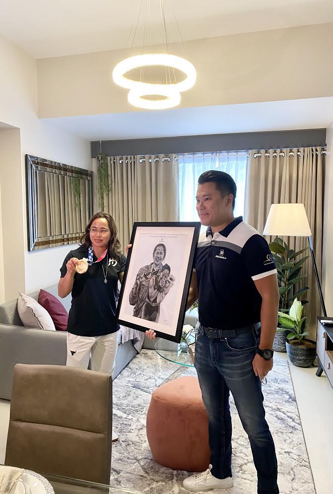 PhilstarNews's tweet photo. LOOK: Olympic gold medalist Hidilyn Diaz on Monday received her fully-furnished condo unit in Eastwood, Quezon City from Megaworld.

Diaz was also given a charcoal painting of her winning moment at the #Tokyo2020 #Olympics, made by 21-year-old artist John Ken Gomez. https://t.co/XRgWjdk130