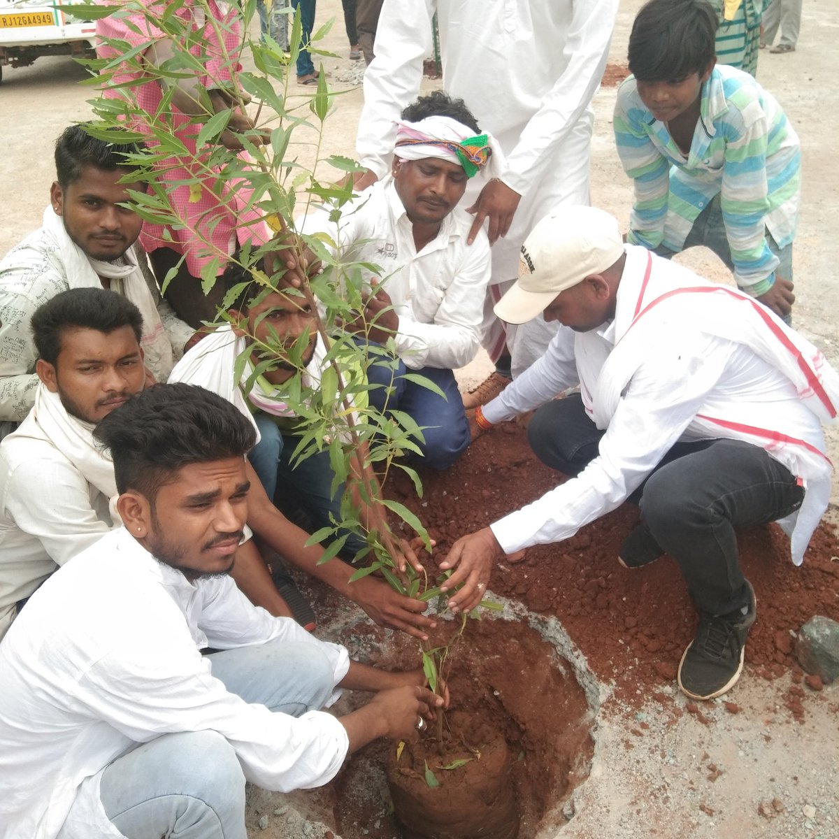 प्रकृति के सच्चे सेवक एवं रक्षक, लोककला व लोकसंस्कृति के ध्वजावाहक मेरे समस्त भीलप्रदेश वासियों को #विश्व_आदीवासी_दिवस पर जोहार बधाई व हार्दिक शुभकामनाएं।

#WorldTribalDay2021 
#विश्व_आदीवासी_दिवस 
#आदिवासी_दिवस